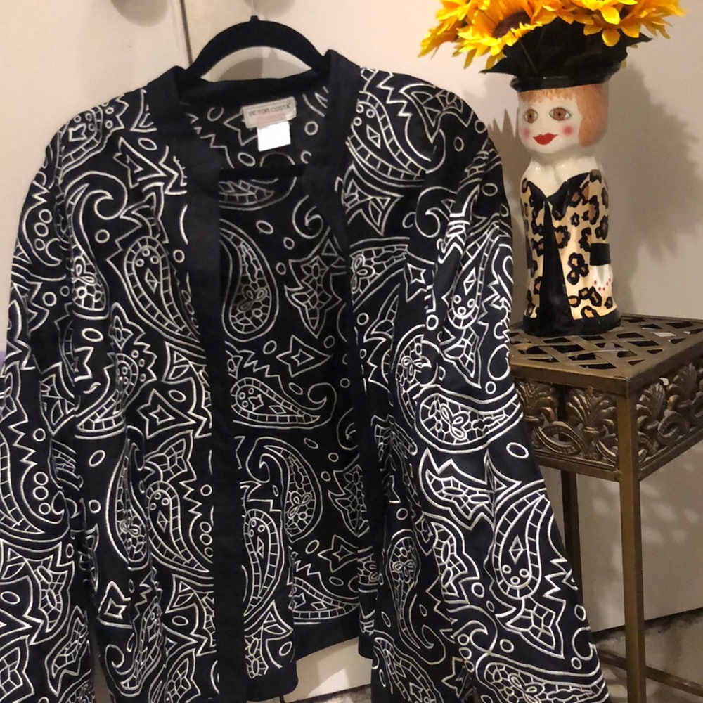 Designer Vintage Victor Costa lightweight jacket.Size 2X.
Very attractive on.